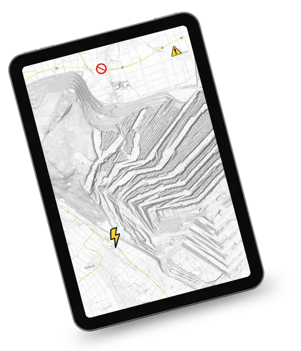 Tablet mit topographischer Karte eines Tagebaugebiets und eingezeichneten Gefahren- und Sperrsymbolen